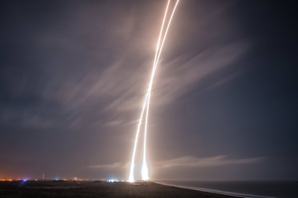 Le "scie" lasciate dal viaggio di andata e ritorno del Falcon 9