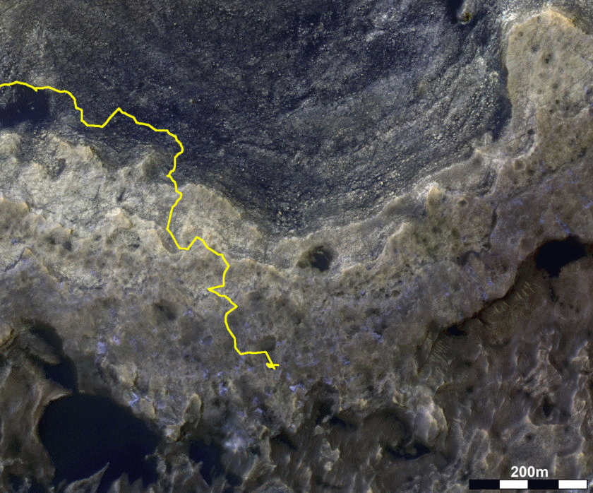 Un confronto tra la mappa HiRISE e CRISM (il rosso indica la presenza di ematite) dell'affioramento Vera Rubin Ridge su cui si sta muovendo Curiosity