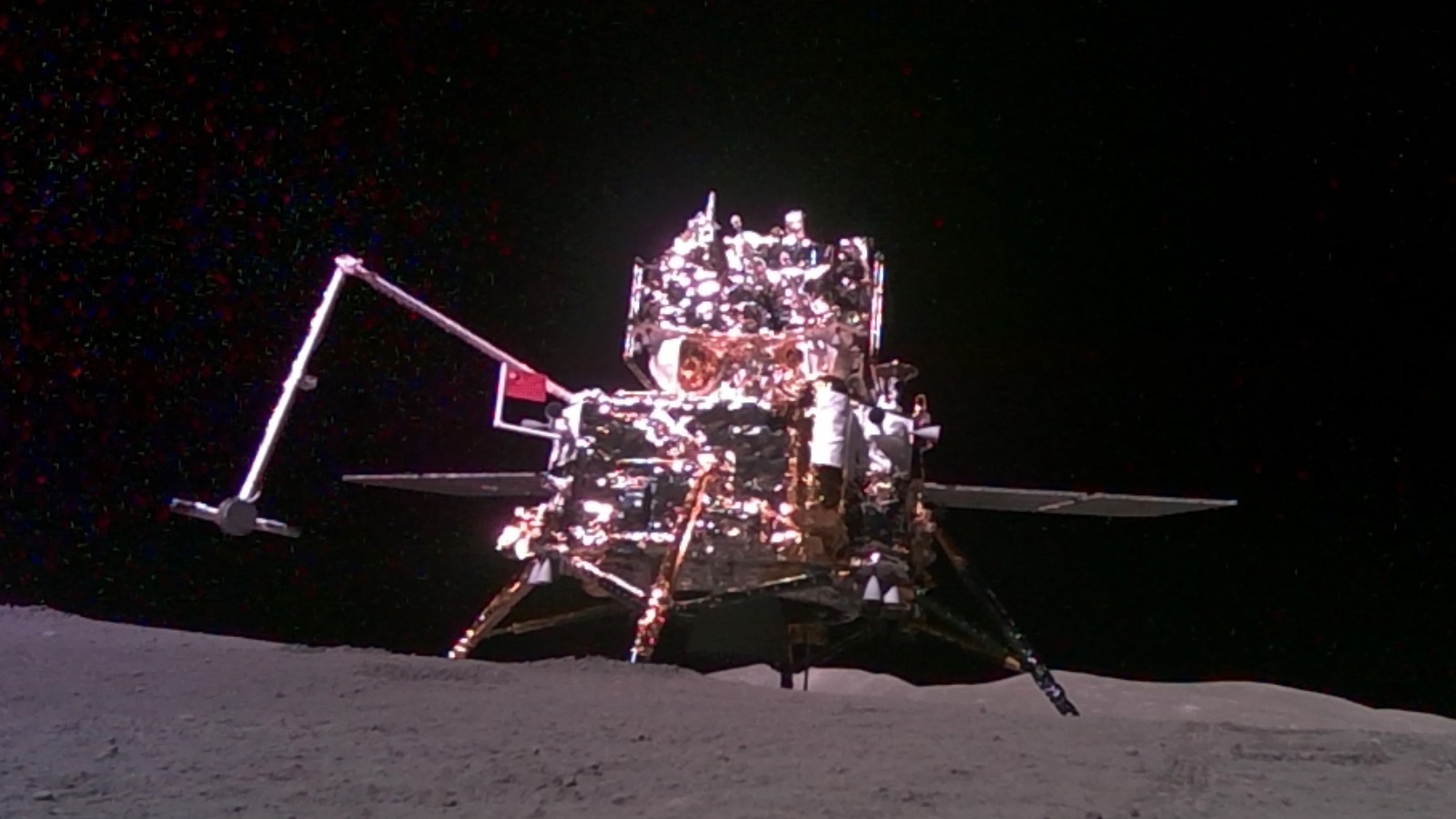 Un'immagine del lander Chang'e 6 sulla superficie lunare, dal lato nascosto della Luna. Crediti: CNSA