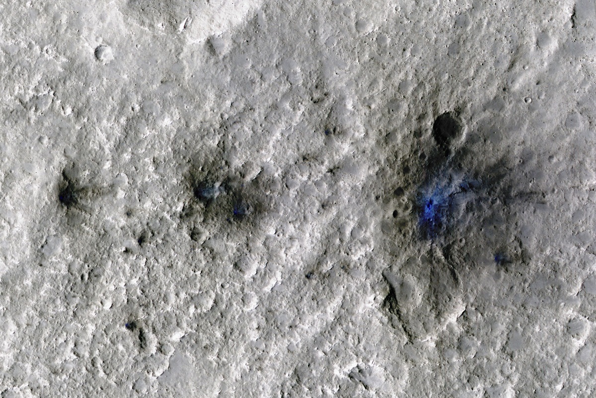 Primo impatto di un meteoroide rilevato dalla missione InSight della NASA; l'immagine è stata scattata dal Mars Reconnaissance Orbiter della NASA utilizzando la sua fotocamera HiRISE (High-Resolution Imaging Science Experiment). Crediti: NASA/JPL-Caltech/Università dell'Arizona: https://science.nasa.gov/resource/insight-detects-an-impact-for-the-first-time/