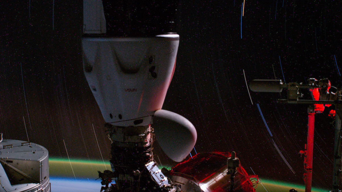 Nella fotoa lunga posa  la Stazione Spaziale Internazionale ISS, in primo piano la Crew Dragon 'Endurance'. Crediti: NASA.