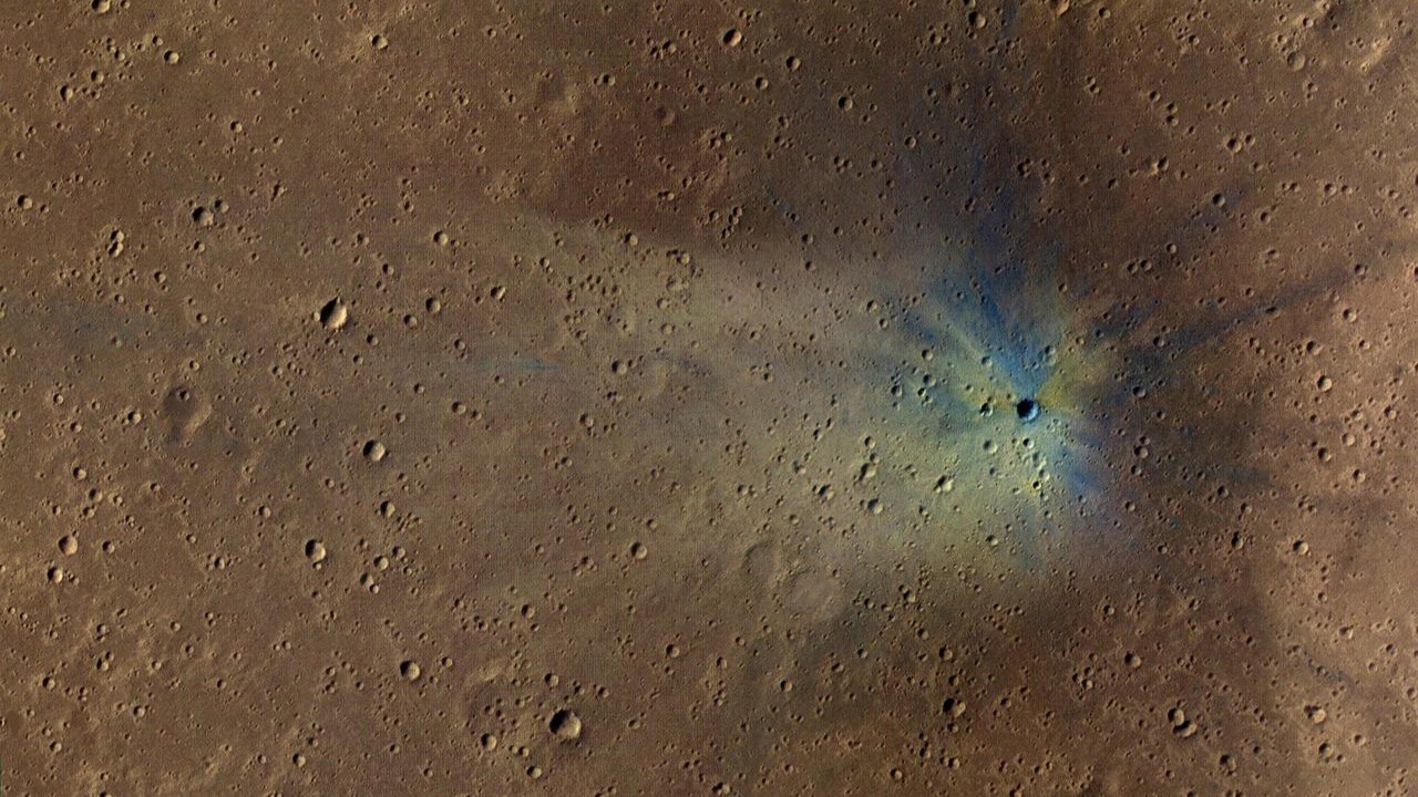 Una vista del giovane cratere Corinto su Marte, circondato da centinaia di crateri secondari formatesi durante lo stesso evento da impatto. Vista del Mars Reconnaissance Orbiter della NASA. Crediti: NASA/JPL-Caltech/Univ. of Arizona)